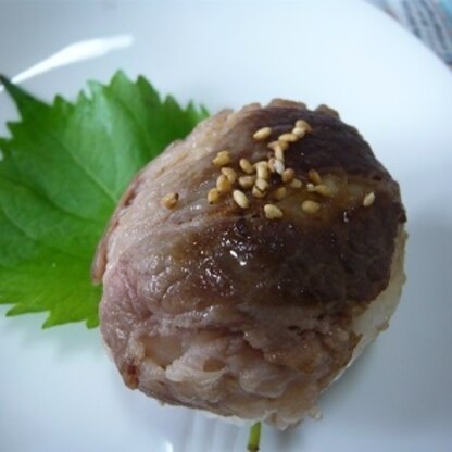 はなまる子さん、こんにちは～～今日の私のお昼ご飯に作りました。久しぶりの肉巻きおにぎり・・・・ボリュームもあって胡麻の香りも良く美味しかったです。(*^_^*)